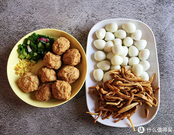 黄花菜|苦夏没胃口，这一道菜可常吃，营养丰富易消化，焖一焖上桌可香了