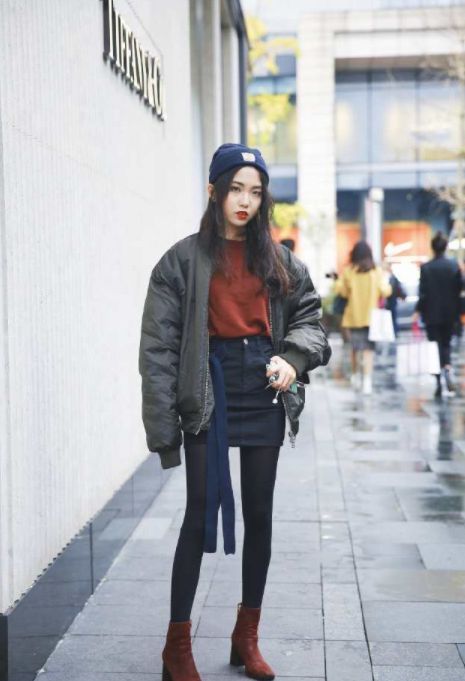 绣花|街拍:牛仔外套+绣花连衣裙,外国美女随意打扮也可以这么美!