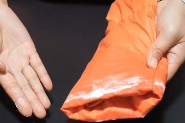 羽绒服袖口脏了?教你一招,几分钟就能恢复干净,超实用!
