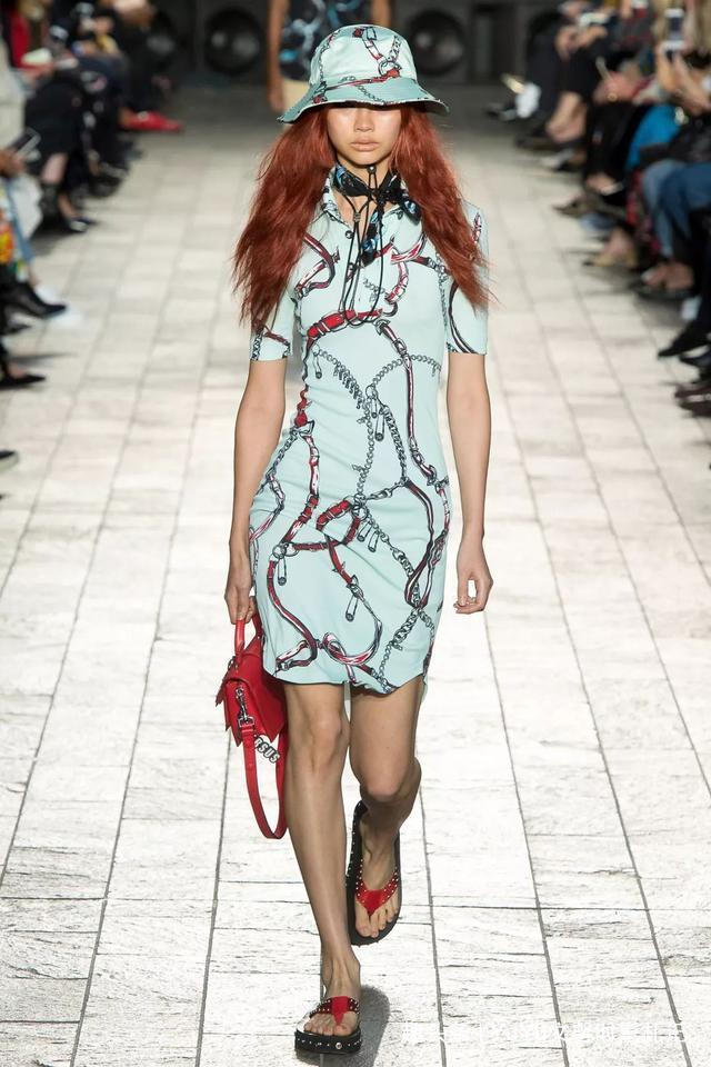 穿搭 连衣裙+高跟鞋过时了!聪明女人早已爱上平底鞋,减龄百搭又舒适