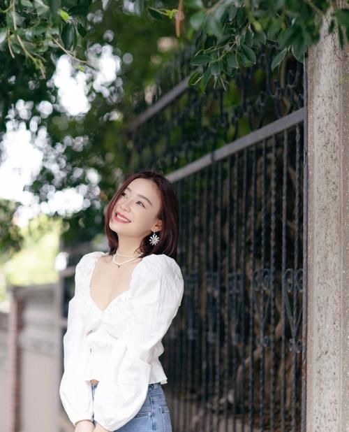 王鸥 四十岁的女人适合戴什么样的耳环?珍珠耳环不错,复古优雅又高贵