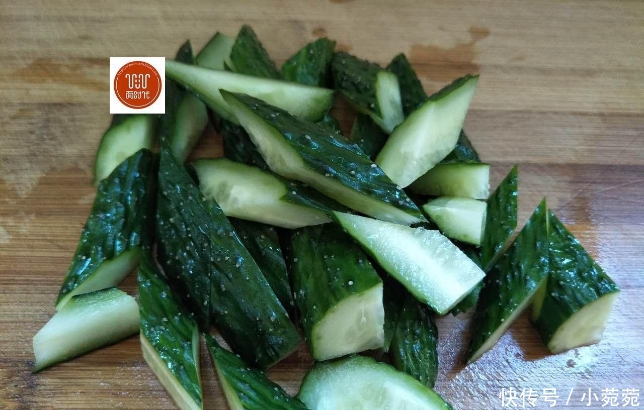 黄瓜又一新做法,比凉拌黄瓜还要好吃百倍,大人小孩抢着吃!