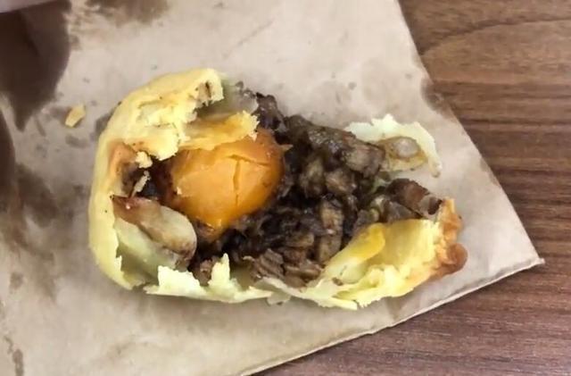 大婶路边卖这“独特包子”，5块钱一个，掰开包子后顾客抢着买！