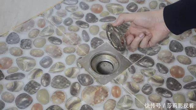 卫生间里放一个水果网套，一年能省下不少钱，很实用