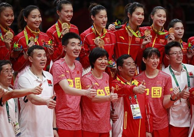 天才|女排天才毀約赴美深造，郎平鏡頭前哽咽聲明，宣布她被永久除名