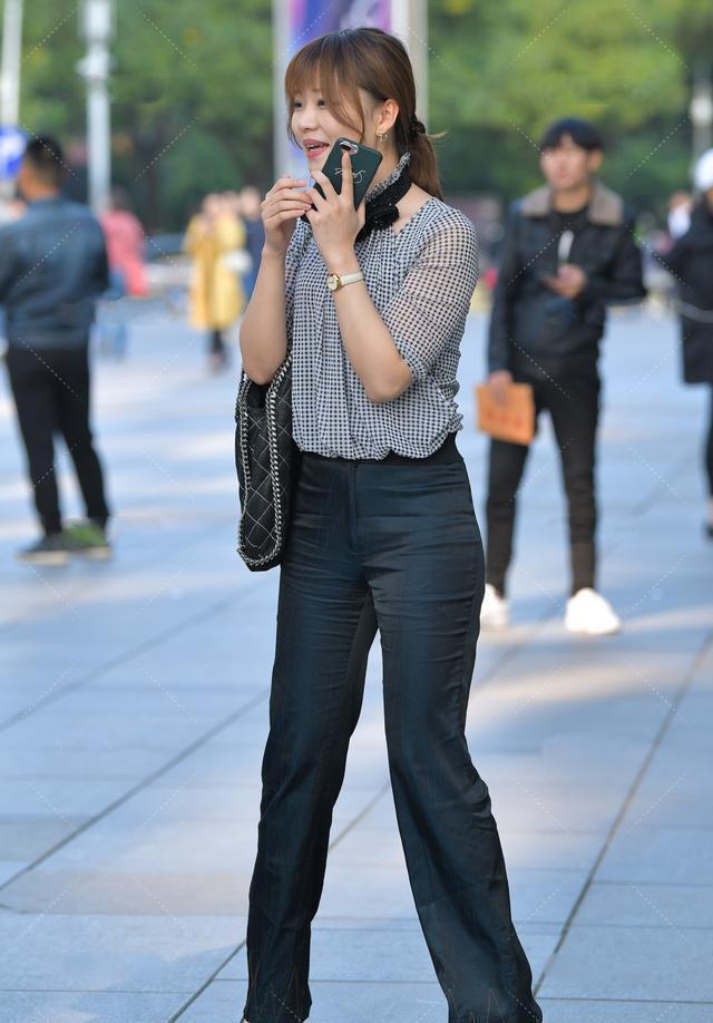 牛仔|时尚浅蓝格子衬衫,搭配高腰牛仔长裤,洋气时髦又百搭