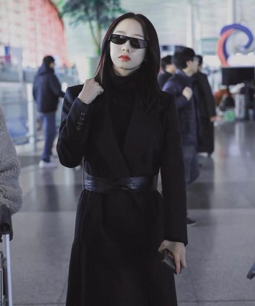 单品|女明星太美啦,蓝色及脚腕大衣搭配米色毛衣,时尚感满满