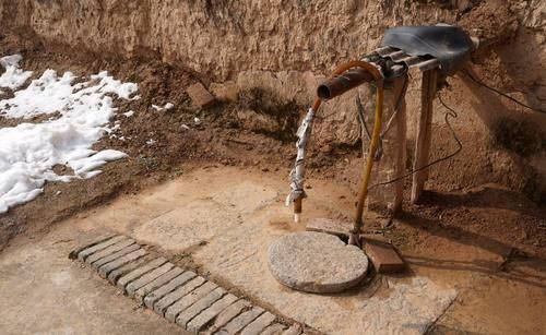 山西农民大叔创新自动供水系统，一辈子生活用水不花钱，啥样子