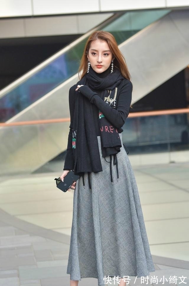 洋气 半身裙搭配一件针织上衣,保暖洋气又精致,是不错的选择