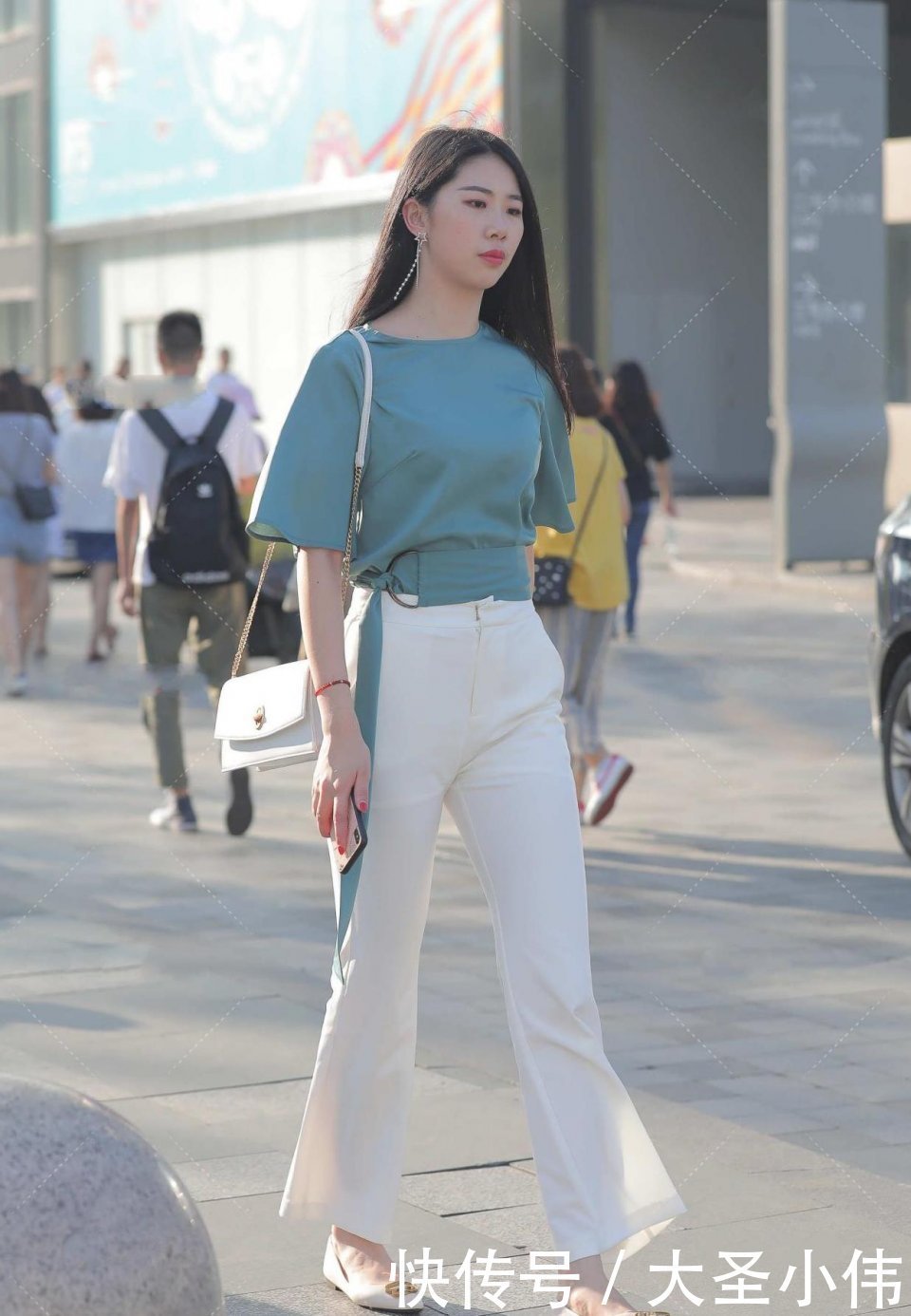 搭配|美女街拍:一身“女白领“既视感,一看都是干练职场女性,不过看着像迟到了