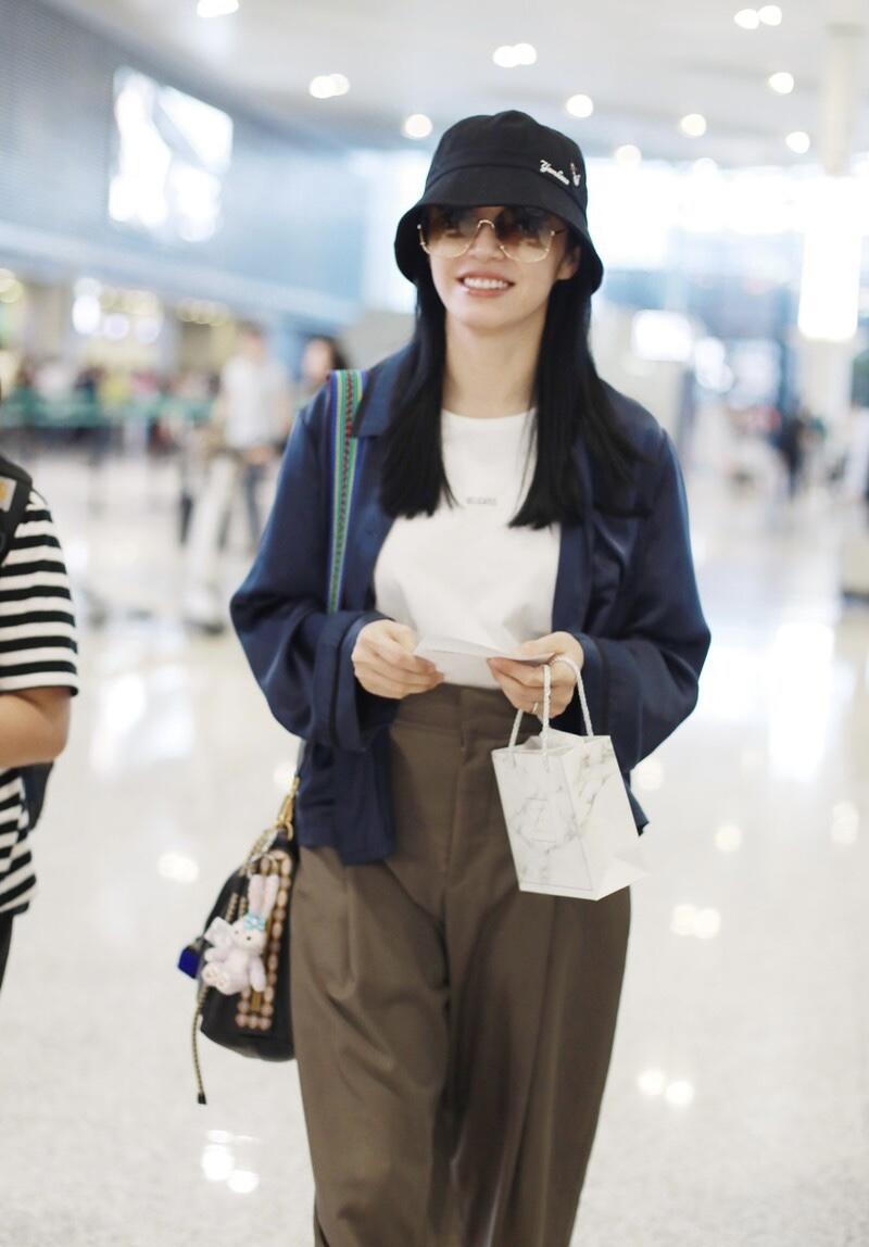 美眉|姚晨真懂“抢镜”,白T恤配外套休闲随性,T恤扎进裤子里好显高