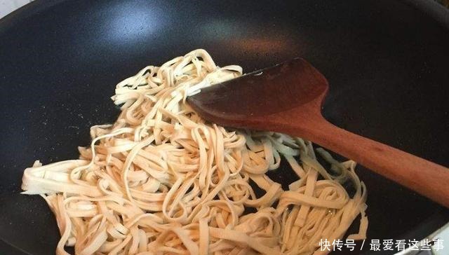 它是“天然雌激素”，隔三差五吃，平衡激素，面色红润，美翻了