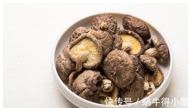 清洗香菇时,不要放水里过度浸泡,多加3样,泥沙容易洗出来