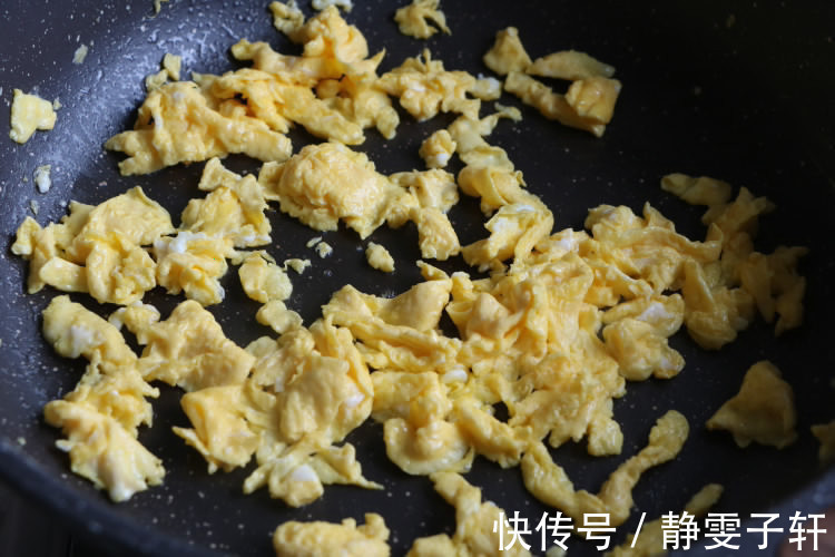 一把韭菜5斤饺子皮,做懒人早餐,比韭菜盒子好吃,一口气吃10个