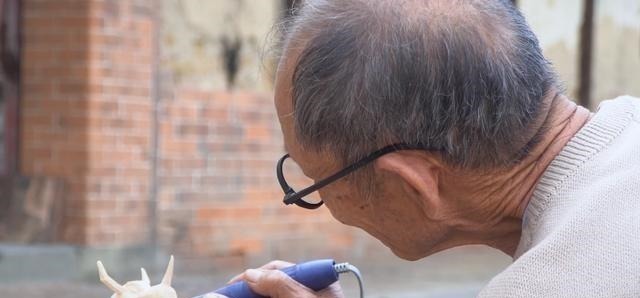 爷爷|72岁爷爷自制“暴龙兽”手办,看手就知道,这位大佬不一般