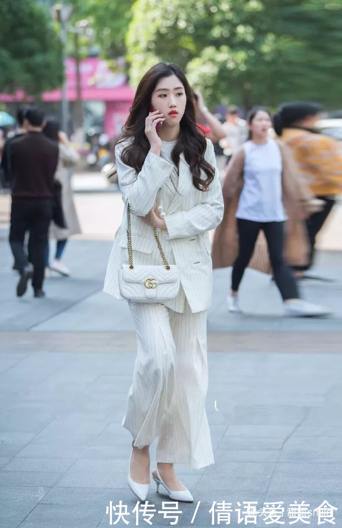 美女脚上踩着一双酒红色的尖头高跟鞋,凸显出她那身上成熟的气息