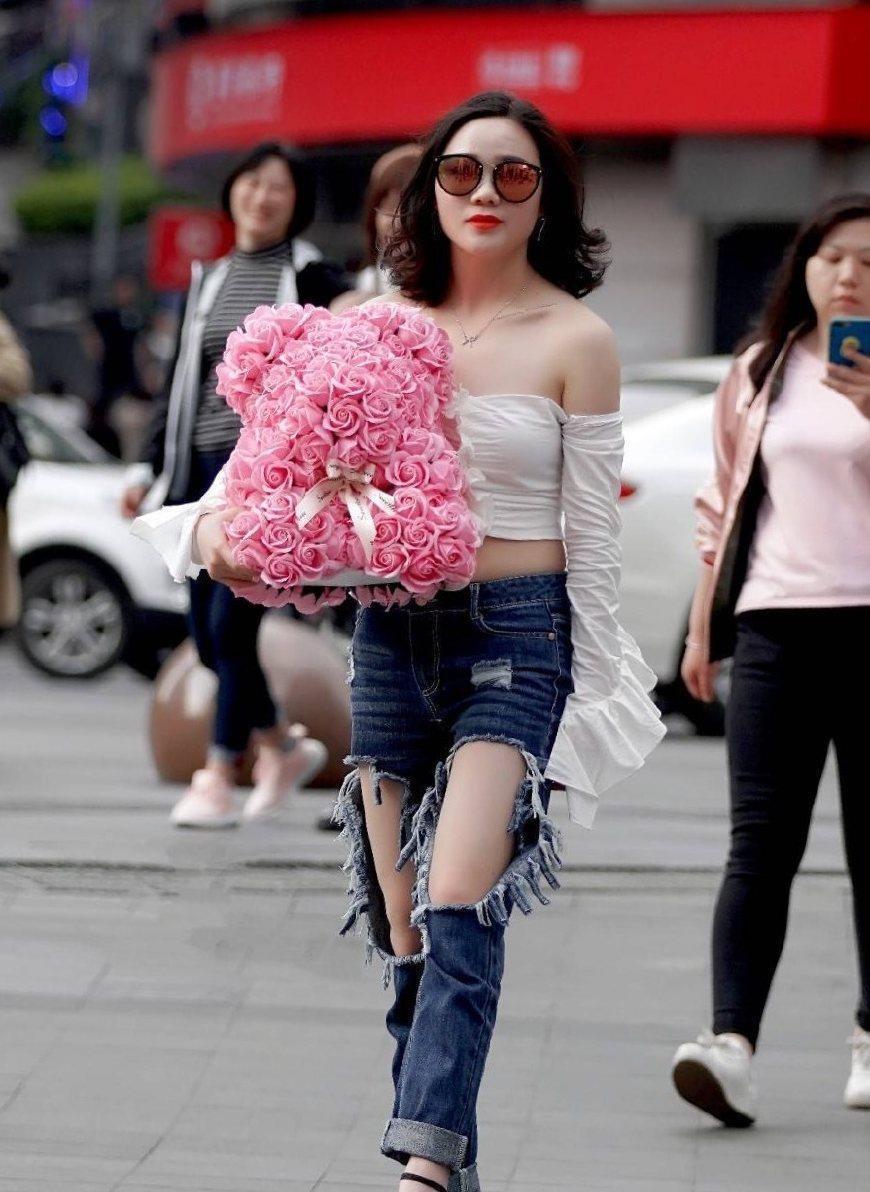 街拍白色短款紧身衣,搭配个性牛仔裤,性感时尚范