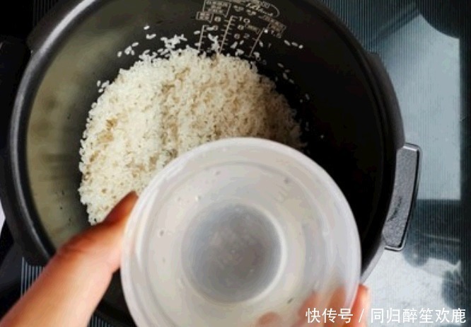 蒸米饭,只加水是外行水里多加这2样,米饭又香又软,粒粒分明