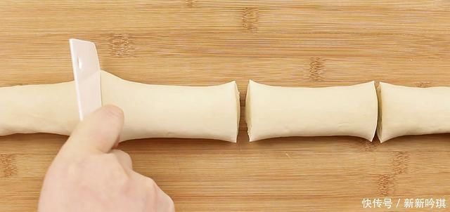 面团|手撕面包这样做,柔软筋道又拉丝,一层一层撕着吃,太香了