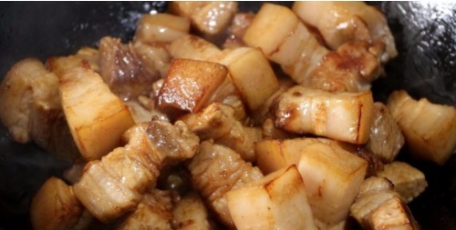  这样烧红烧肉好吃，小火慢炖是窍门，吃起来肥而不腻，入口即化