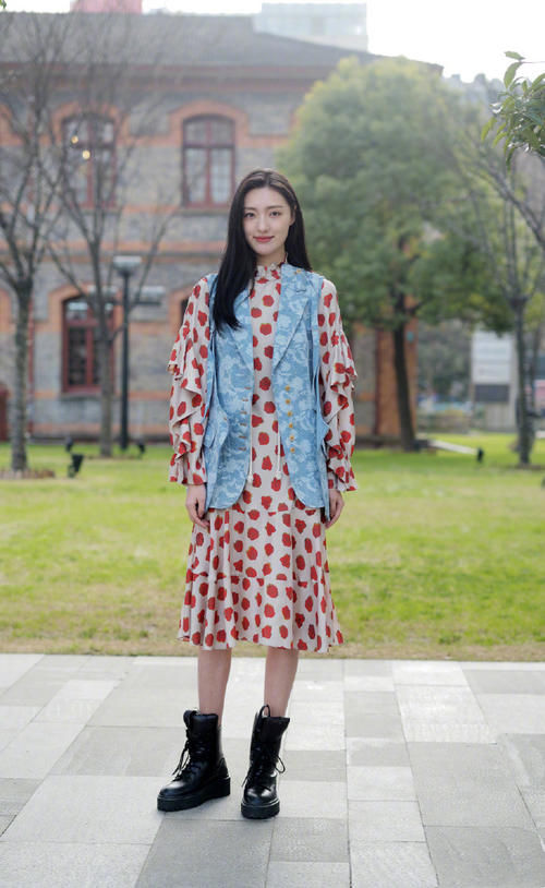 裙子下面别配小白鞋，现流行“马丁靴＋裙子”，又美又飒，真时髦