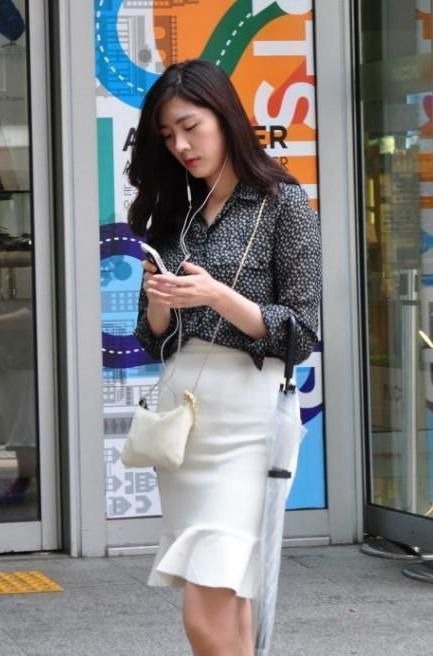 紧身|街拍:气质小姐姐,穿紧身裙秀白皙美腿,美丽又大气