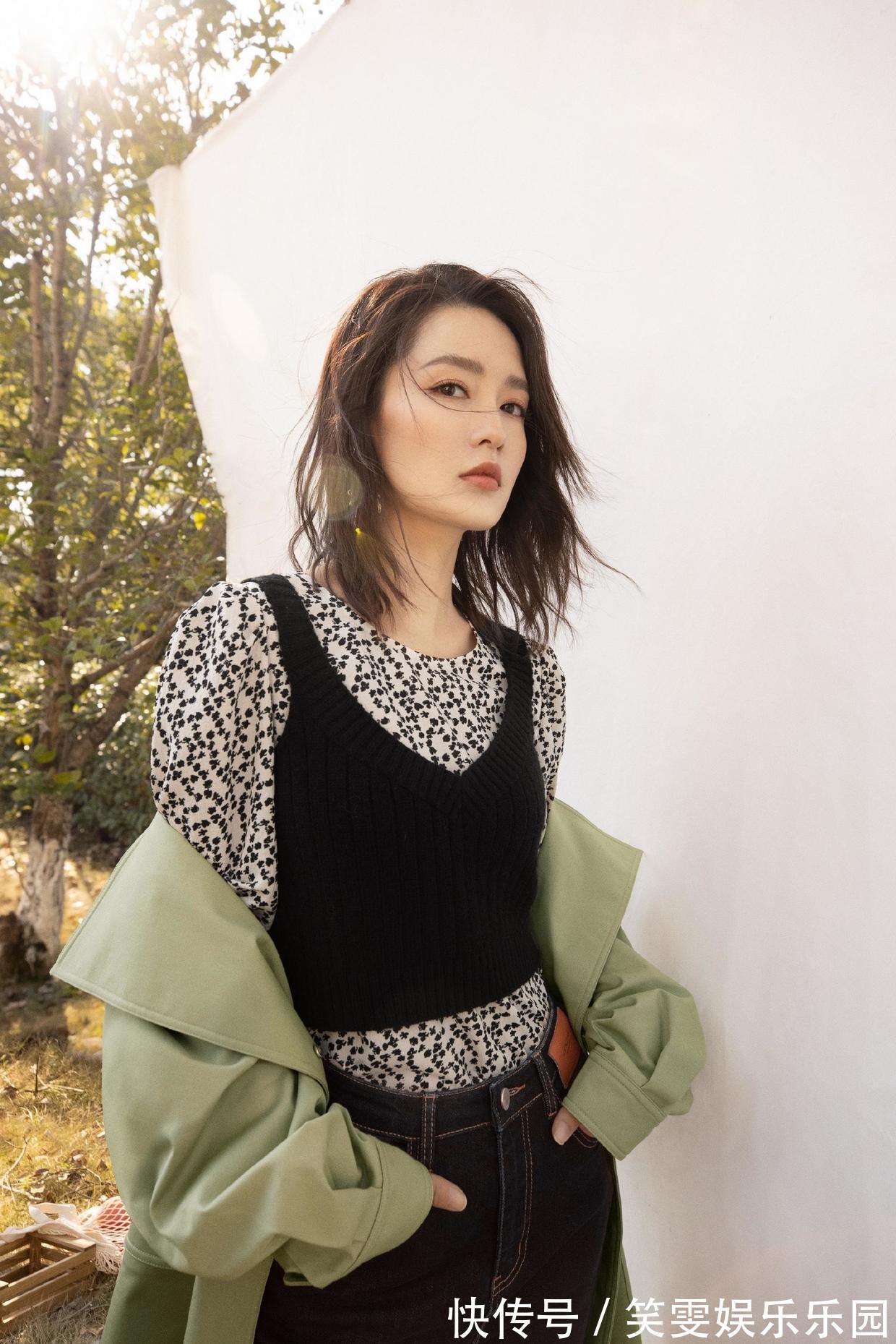 透视连衣裙|李沁身材和气质真绝了!穿大红色透视连衣裙亮相,漫画腿真吸睛