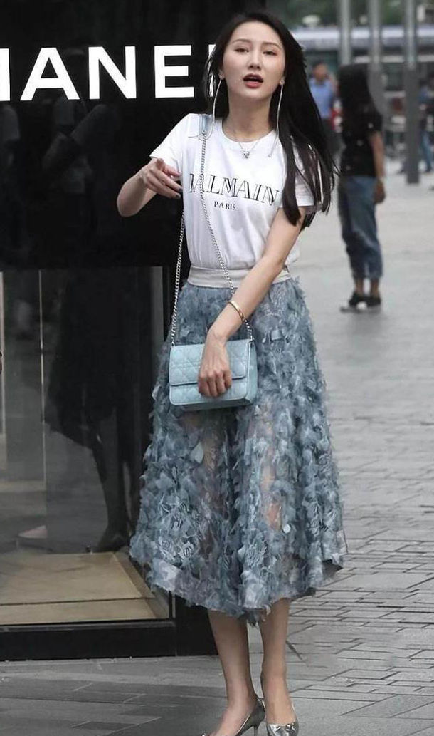 美女|长发美女身穿露肩装配阔腿裤,非常的显气质,真是漂亮极了