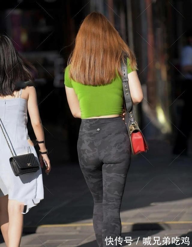 搭配 身穿无痕打底裤，修身版型凸显身材，更加美丽！