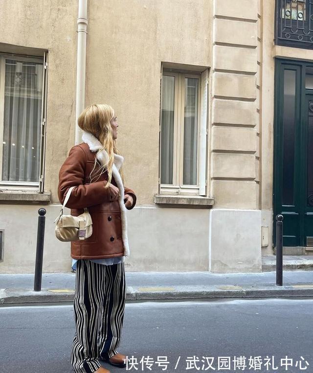 穿搭 别穿条纹衫了,今年流行的是“条纹长裤”,显瘦减龄,轻松上档次