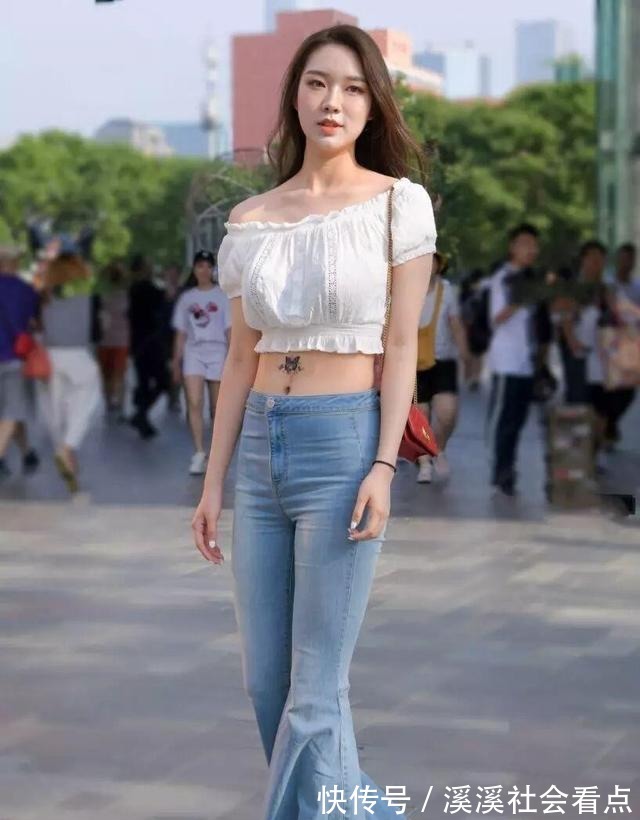 惊艳全场|白短款衬衫配牛仔喇叭裤,出街惊艳全场,漂亮又不失气场
