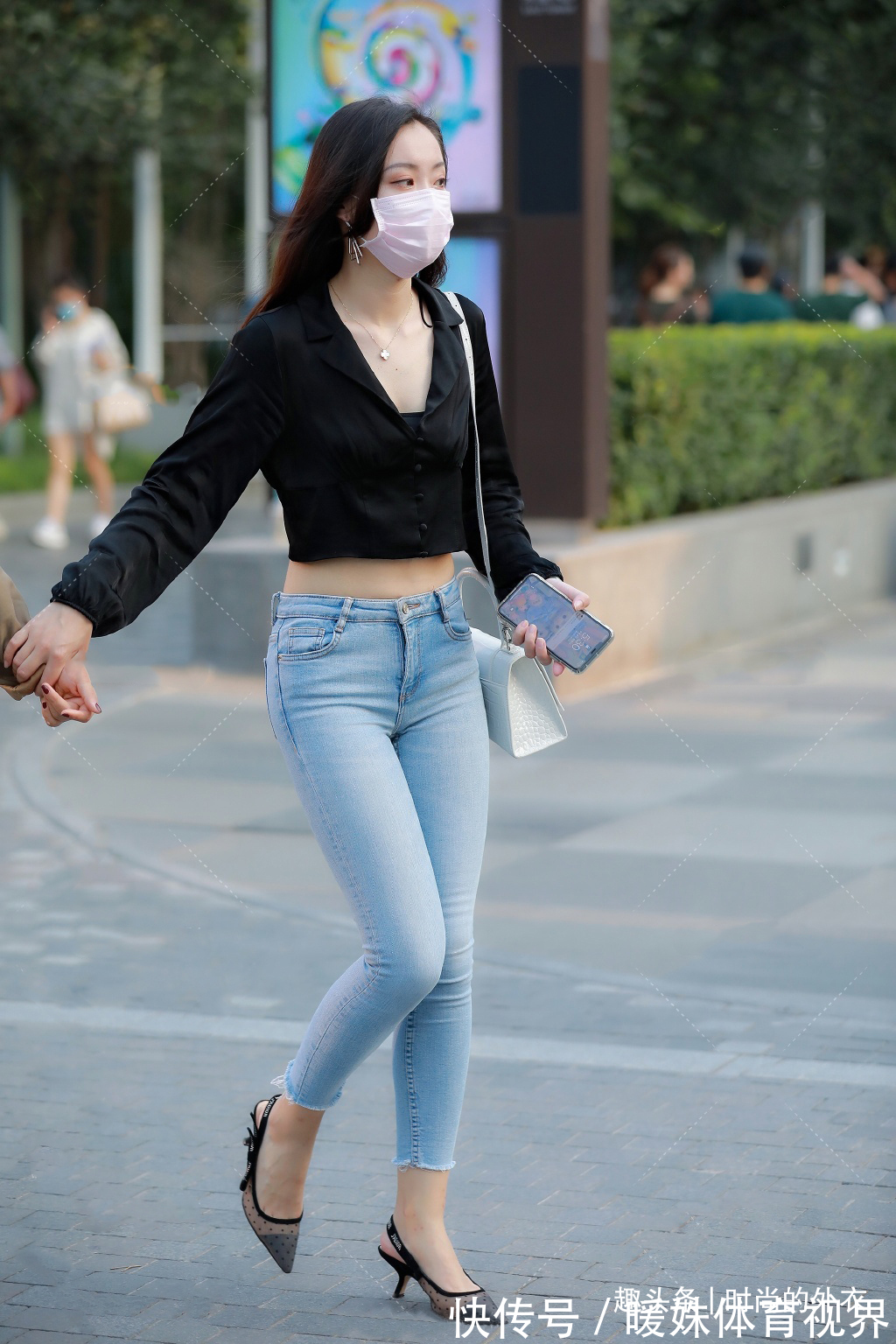 穿搭|修身牛仔裤搭配短款衬衣,休闲个性又显身材,尽显都市时尚美