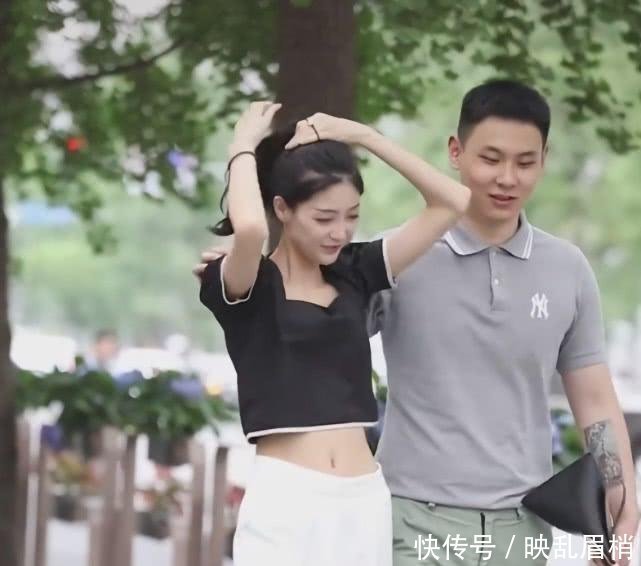 赶紧|美女穿男友的裤子出门,却因太瘦往下溜,男生赶紧用手挡住,大赞