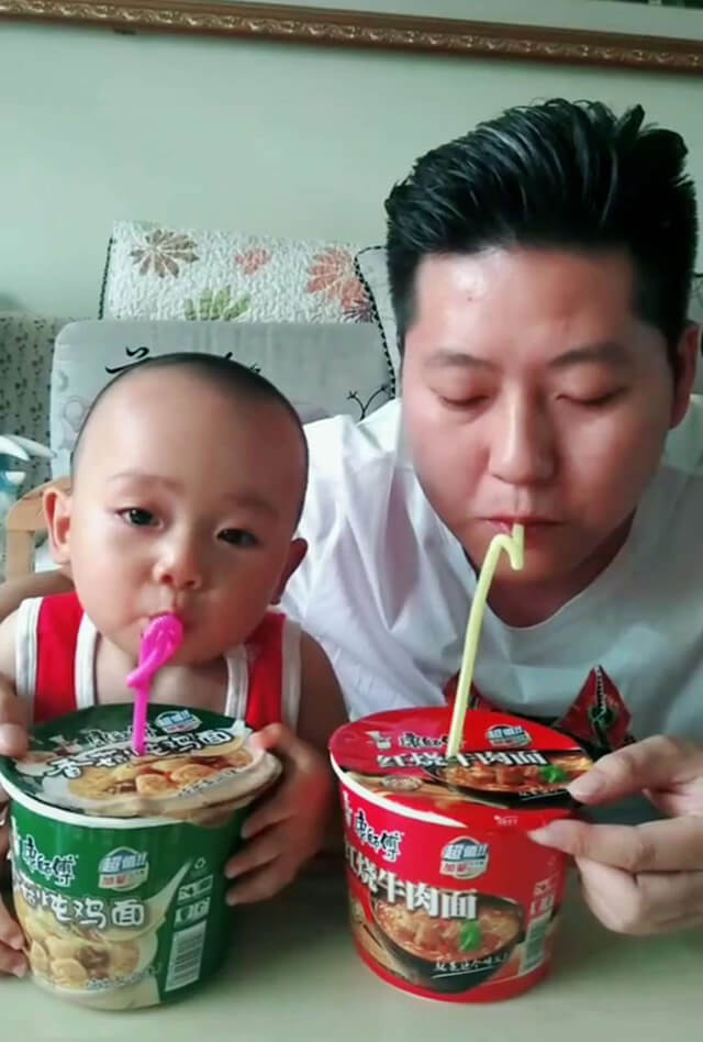 吸管|“最调皮爸爸”火了,儿子厌食不吃奶,用偷梁换柱的办法套路儿子