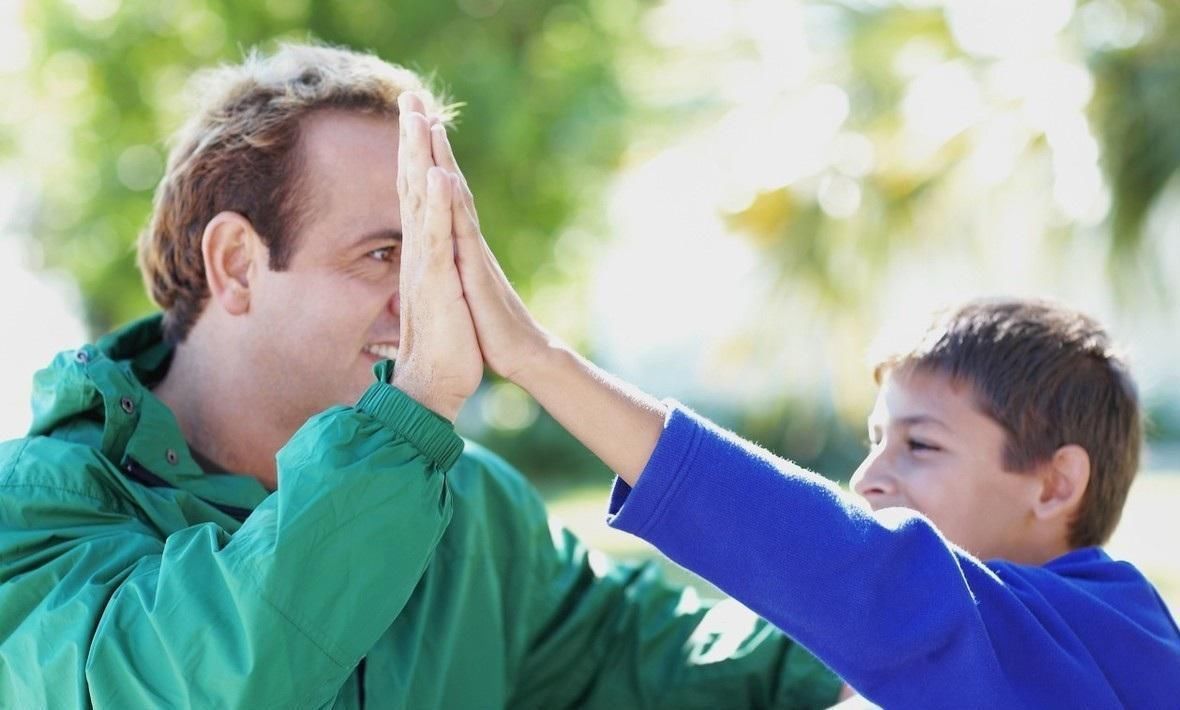 小奇|孩子偷了家里钱,两个爸爸不同的处理方式,给了孩子不同的未来