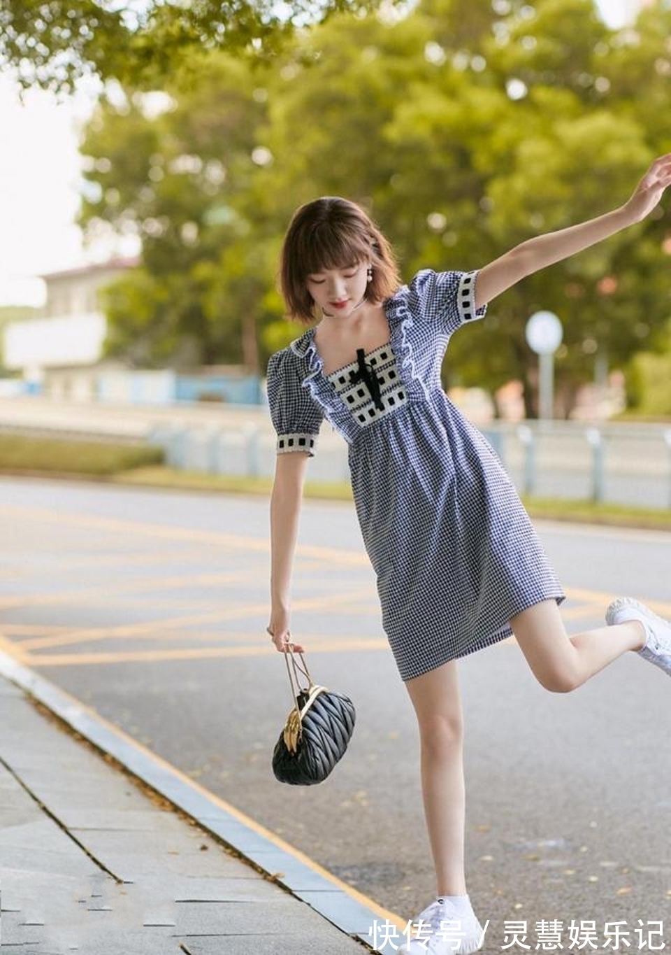 路人|路人街拍,小姐姐甜美可爱,搭配白色的连衣裙尽显优雅之气