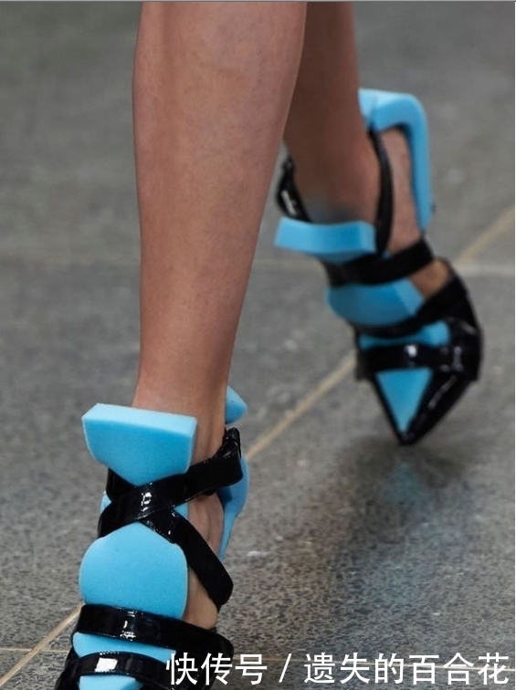 有钱|奇葩高跟鞋,有钱都买不到,网友:那是洗碗海绵吗?