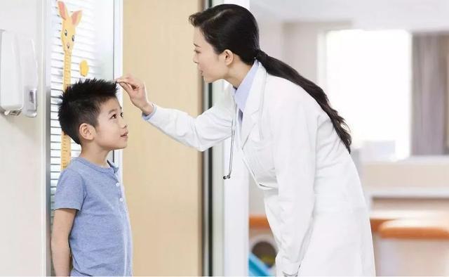 亮亮|十岁男童不到一米三,医生孩子出现这一特征,基本上很难再长高