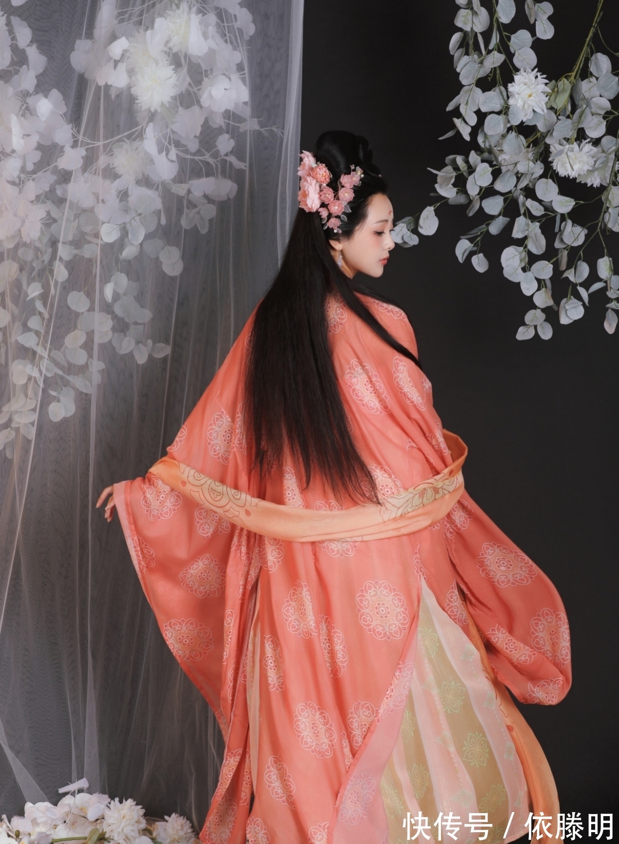 春梅|诗·十首丨欲问春光何处艳？我言月谷柳梢头