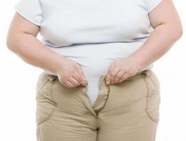 不论男女，睡前把生姜涂脚底，坚持一段时间，或会收获3大好处