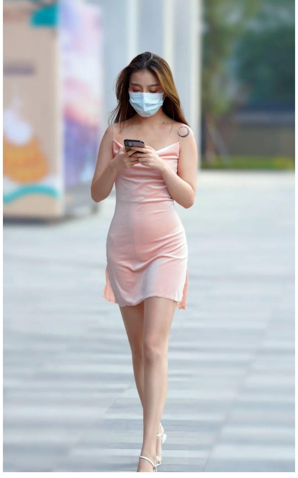 超短裙|穿如此迷人的吊带连衣裙，难怪小姐姐会这么好看