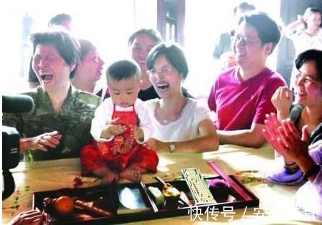 女娃|女娃周岁宴上抓周，一把抓住''这东西'',奶奶变脸，妈妈捂脸没眼看