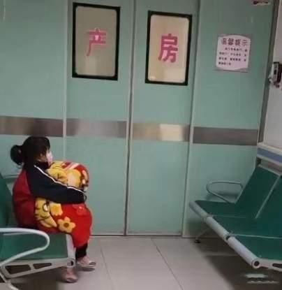 孩子|妈妈把孩子拴到凳子上生二胎和三胎,这样“爱”孩子,让人心痛