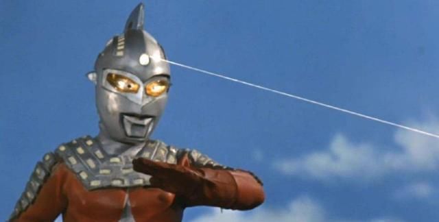 直接开枪射击奥特曼，同时与赛文肉搏，这个人类的勇气令人佩服！