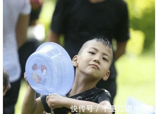 康康在《爸爸去哪兒》一出場(chǎng)就是“霸總”,其實(shí)他兒時(shí)也很可愛(ài)