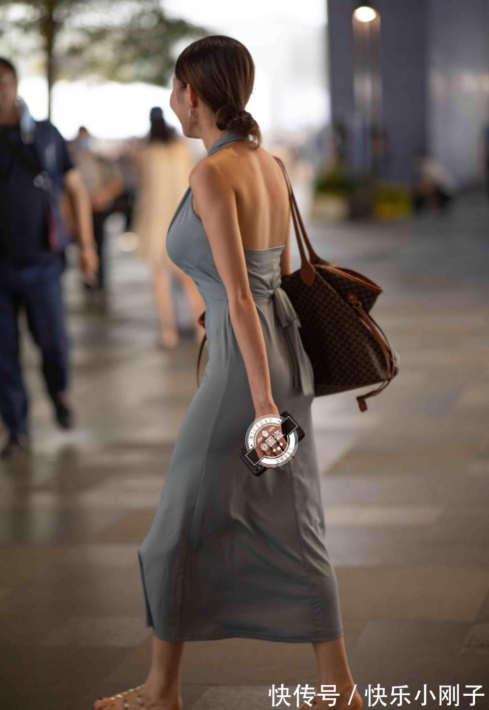 搭配|女神连衣裙穿搭，让造型显得时髦不单调，身材火辣