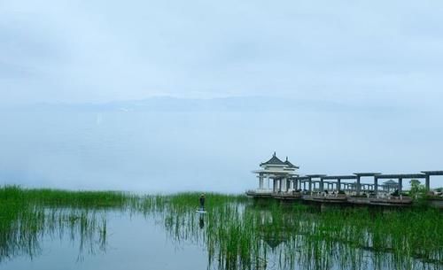 抗浪|云南抚仙湖万涓成溪，盛产抗浪鱼，游客在此游泳、潜水、水下探险