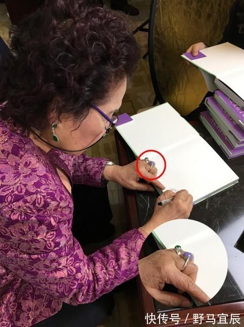 钻石&“翡翠皇后”欧阳秋眉,翡翠首饰从不离身,原来翡翠让女人更年轻