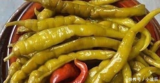 腌辣椒时别只顾着加盐,多加“1步”香脆美味,辣椒还不烂