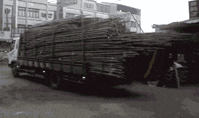 |搞笑GIF:好家伙这到底谁哪位大神砸过来的,竟能这么准